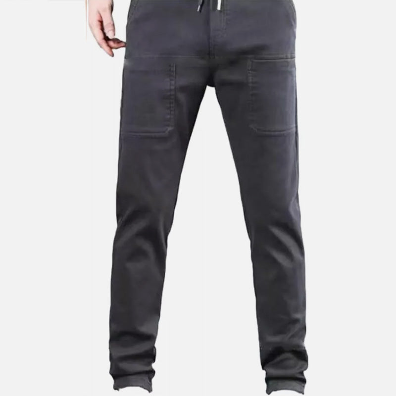 Durable cargo pants with high stretch content and several pockets