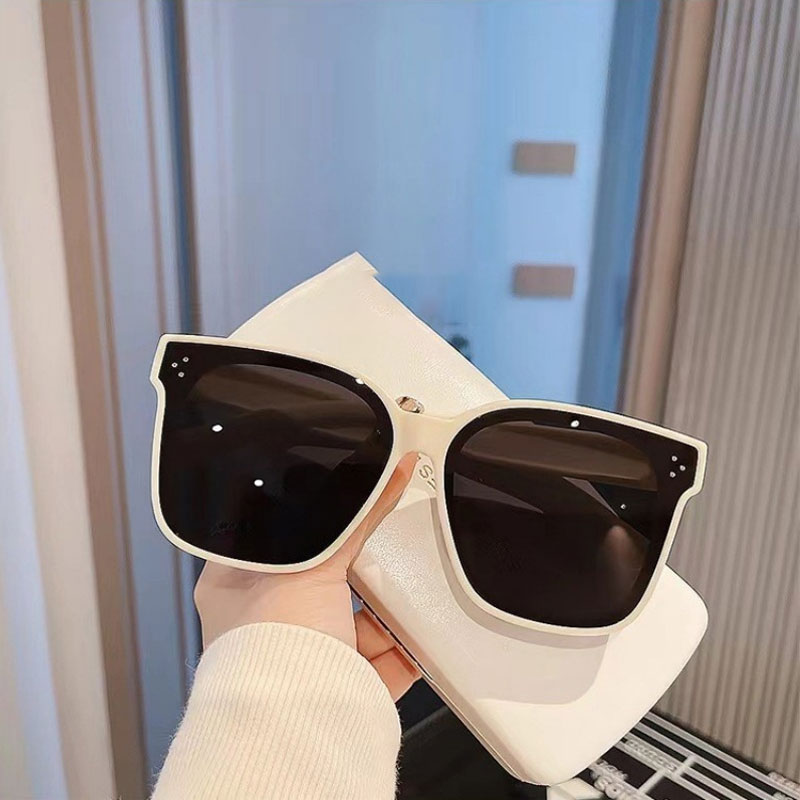 Polarised ultraviolet anti-myopia sunglasses
