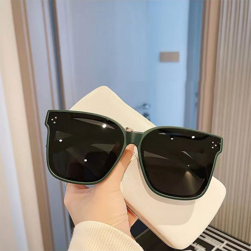 Polarised ultraviolet anti-myopia sunglasses