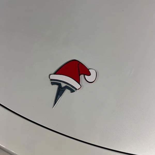 🎅🚗 Santa Hat Car Emblem Overlay — Waterproof, Reusable Holiday Decoration for Any Car Badge