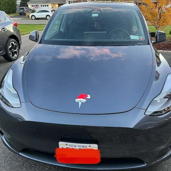 🎅🚗 Santa Hat Car Emblem Overlay — Waterproof, Reusable Holiday Decoration for Any Car Badge