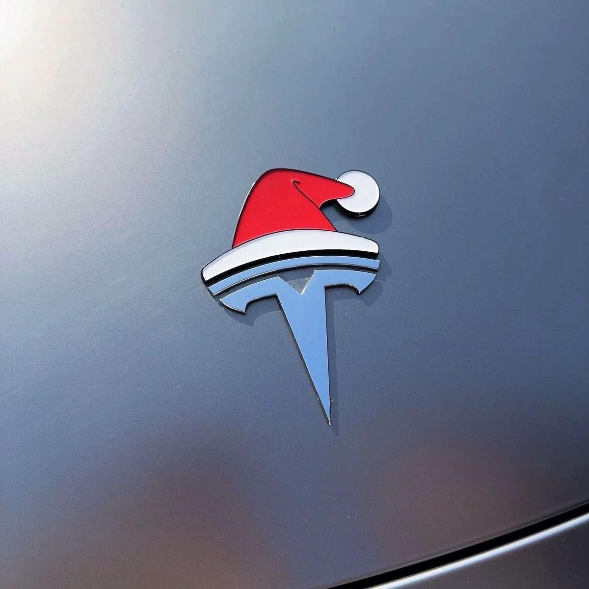 🎅🚗 Santa Hat Car Emblem Overlay — Waterproof, Reusable Holiday Decoration for Any Car Badge